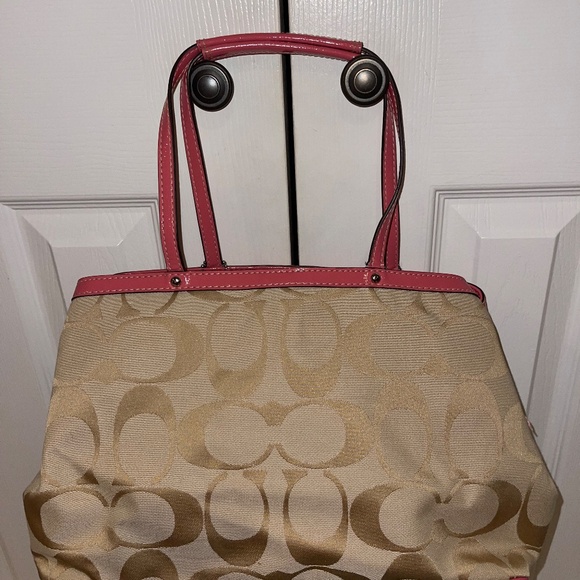 Signature Coach fabric purse with pink patent leather accents - Picture 2 of 4